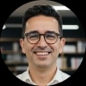 Colaborador usando óculos de grau